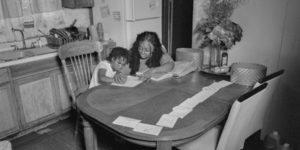 mom with child at kitchen table